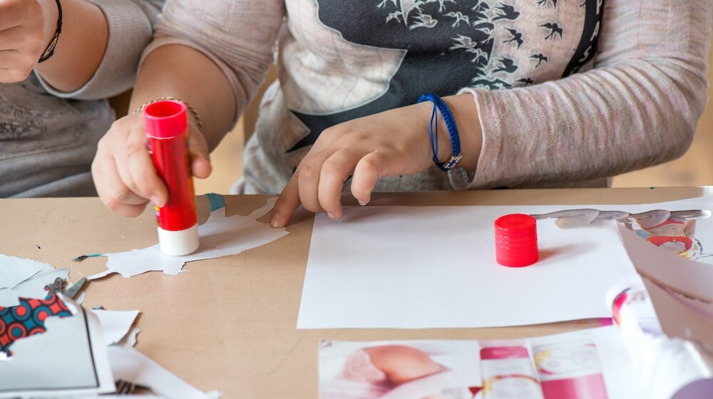 Atividades de Colagem com Papel Colorido para Idosos: Estímulo à Criatividade e Bem-Estar